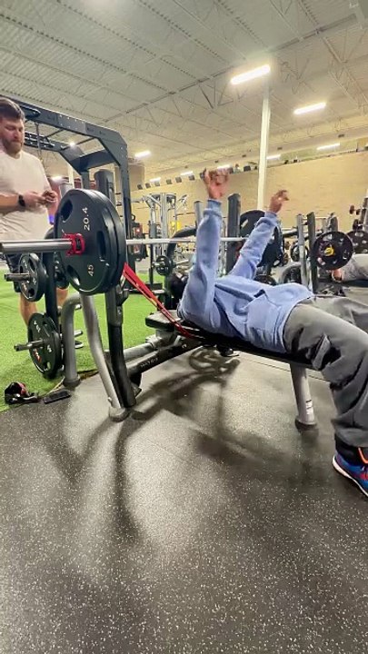 My First 225 Bench Since ACL Surgery (Big Win!)