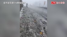 合歡山武嶺結冰！台14甲昆陽以上限掛雪鏈 追雪族嗨溜冰