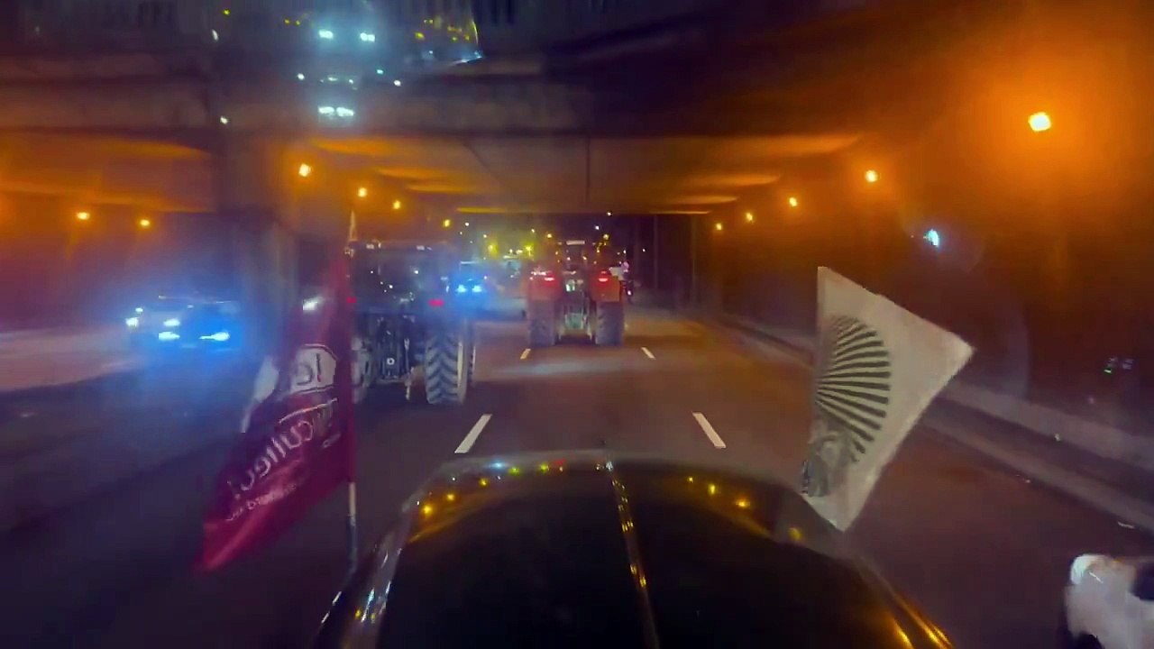 Agriculteurs : Environ 150 tracteurs sont à nouveau entrés dans Paris vers 6 heures, ce matin, escortés par des camions de CRS, ils doivent parcourir de grandes artères de Paris