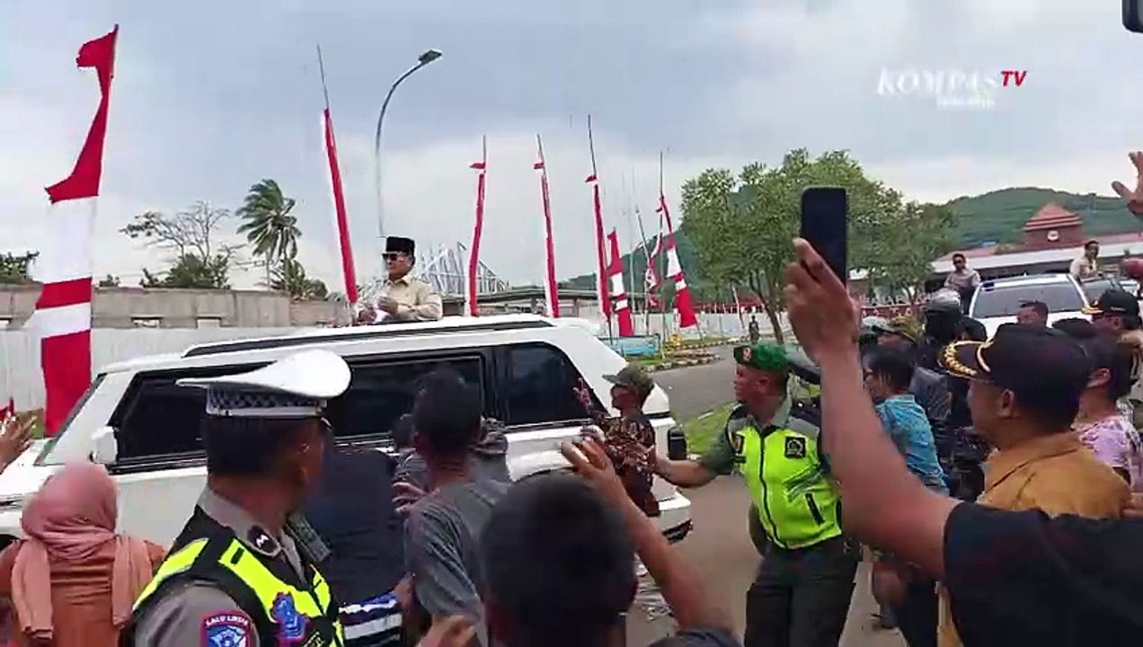 Momen Prabowo Bagi-Bagi Kaos ke Warga