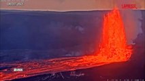 L'impressionante fontana di lava all'interno del vulcano Kilauea alle Hawaii