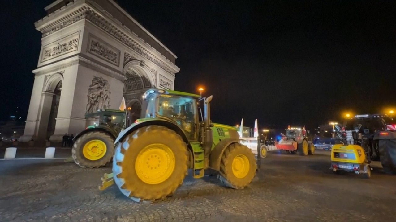 Centinaia di agricoltori guidano i trattori a Parigi per protestare contro l'accordo UE-Mercosur