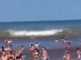 Riesige Welle in Argentinien reißt Badegäste mit sich