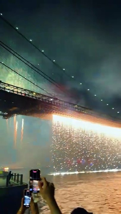 🎆 Feu d’artifice sur le pont de Brooklyn. Le ciel s’embrase, la skyline de New York s’illumine, et la ville rappelle pourquoi elle ne dort jamais.  📍 Brooklyn Bridge — New York City