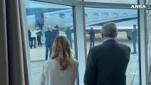 Atterrato a Ciampino l'aereo con Trentini e Burlo', ad accoglierli la premier Meloni e il ministro Tajani