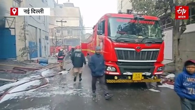 दिल्ली के नरेला प्लास्टिक फैक्ट्री में लगी भीषण आग, 12 दमकल गाड़ियां मौके पर मौजूद
