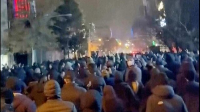 Iran tra rivolta, repressione e guerra: il regime a un passo dal crollo? Il punto in diretta video