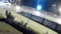 Kaza yapınca aracını bırakıp gitti, o anlar kameraya yansıdı