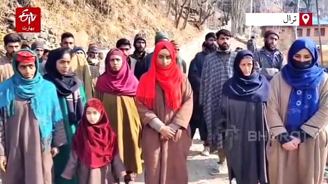 گجر بستی نارستان کے رہایشوں کا مجوزہ سڑک کی ازسرِ نو ترتیب کا مطالبہ، ڈی سی آفس پلوامہ کے باہر خاموش احتجاج