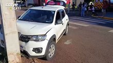 Após batida com moto, carro atinge poste no Jardim Concórdia em Toledo