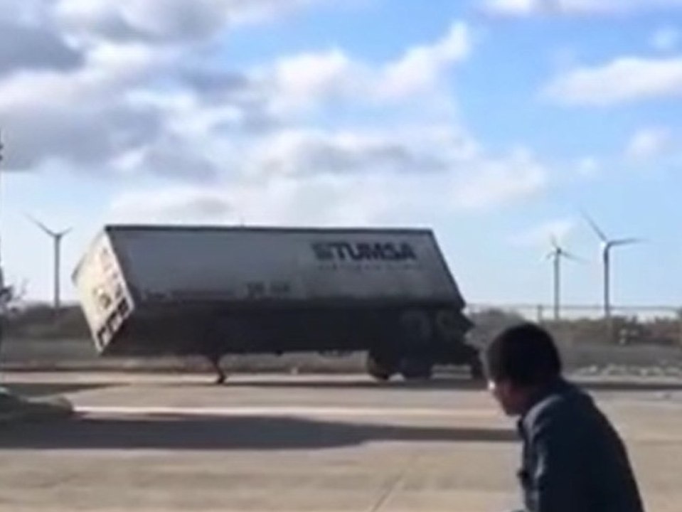 Mexiko: Böen über 110 km/h kippen Lastwagen wie Spielzeug um