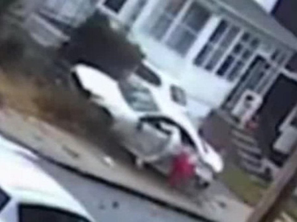 Außer Kontrolle: Autofahrer brettert durch mehrere Vorgärten