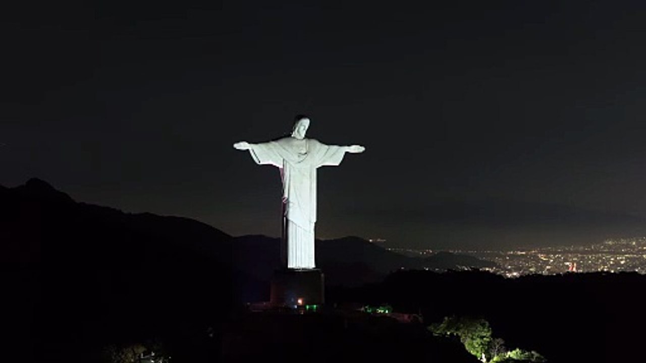 O Cristo Redentor iluminou o Rio de Janeiro com as cores da Caixa Econômica Federal em homenagem aos 165 da instituiçã