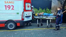 Homem é socorrido pelo Samu após ser atingido por material pesado no Centro de Cascavel