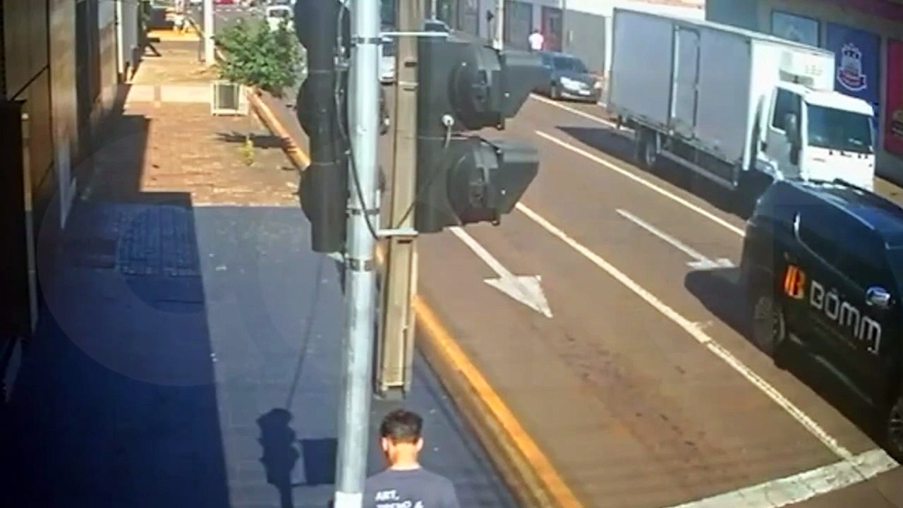 Novas imagens revelam outro ângulo de acidente que deixou motociclista ferido no Centro de Cascavel