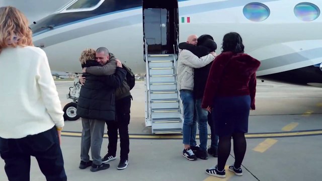 Meloni recibe en el aeropuerto de Roma a los dos italianos excarcelados en Venezuela