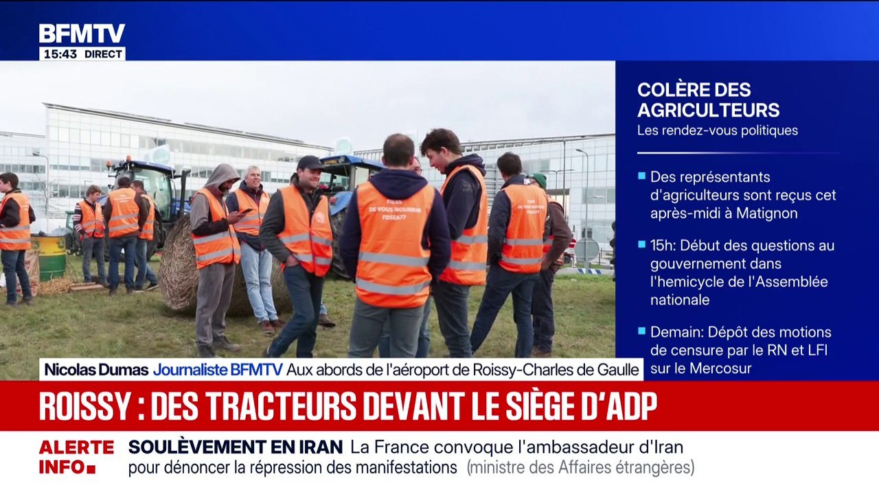 Colère agricole: une quinzaine de tracteurs d'agriculteurs devant le terminal 3 de l'aéroport de Roissy