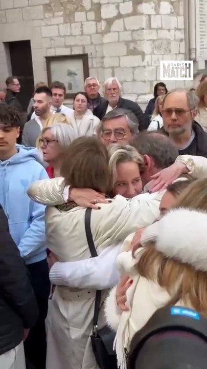 Obsèques d'Evelyne Leclercq : le câlin ému de sa fille Céline et la fidèle Fabienne Egal