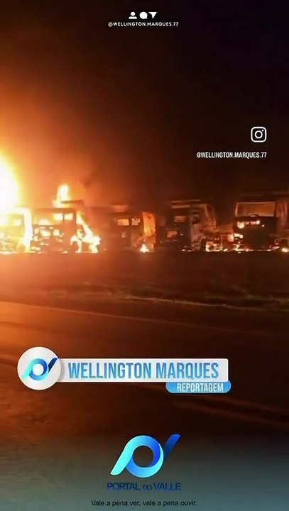 Um incêndio de grandes proporções destruiu caminhões e máquinas pesadas utilizadas nas obras de duplicação da BR-153, em Uruaçu, no norte de Goiás, na madrugada desta terça-feira (13/1). O fogo atingiu veículos que estavam estacionados no canteiro de obra