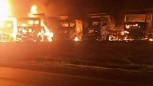 Um incêndio de grandes proporções destruiu caminhões e máquinas pesadas utilizadas nas obras de duplicação da BR-153, em Uruaçu, no norte de Goiás, na madrugada desta terça-feira (13/1). O fogo atingiu veículos que estavam estacionados no canteiro de obra