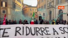 Sciopero tassisti, fumogeni e bombe carta a manifestazione Montecitorio