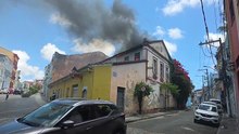 Casarão pega fogo em Santo Antônio Além do Carmo e deixa homem ferido; assista