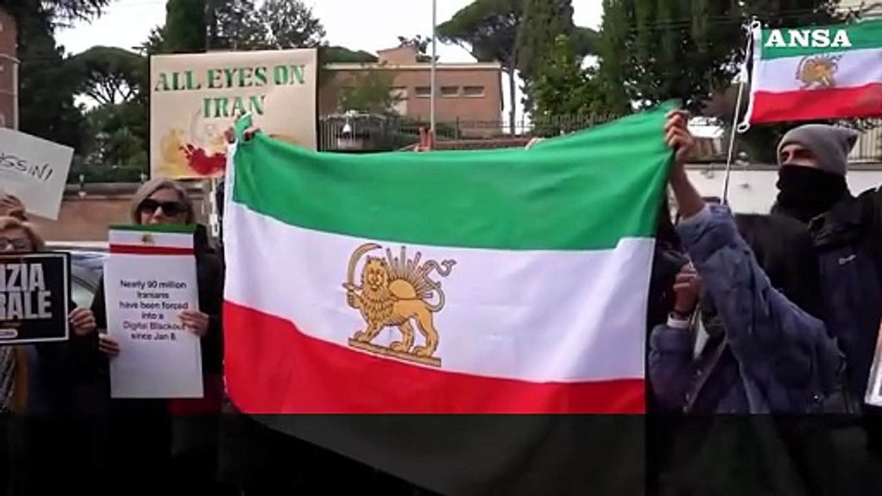 Roma, la protesta della comunita' iraniana davanti all'ambasciata