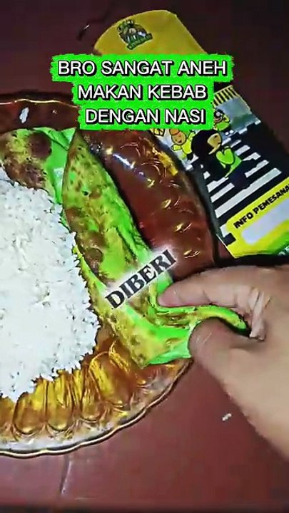 Hal paling aneh yang pernah ku lihat kebab+nasi