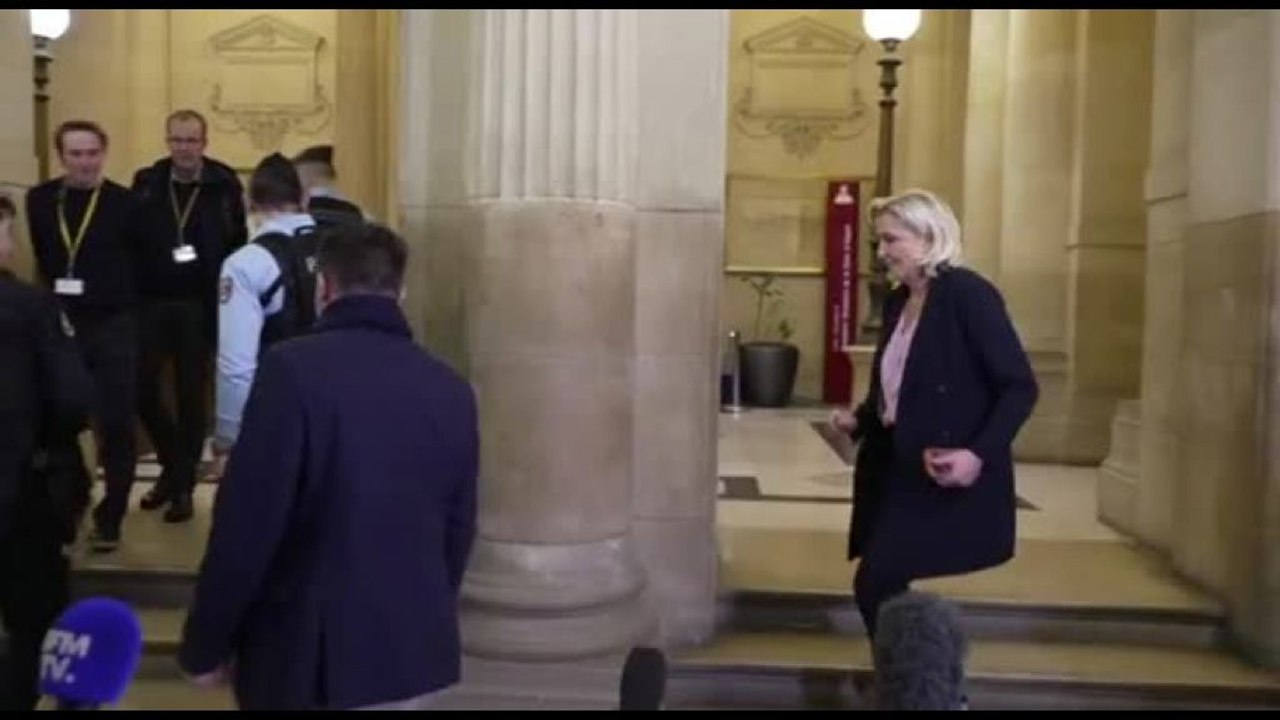 Marine Le Pen lascia l'aula del tribunale di Parigi