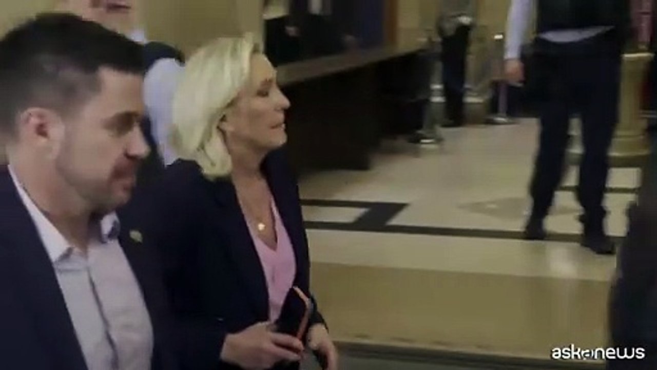 Marine Le Pen lascia l'aula del tribunale di Parigi