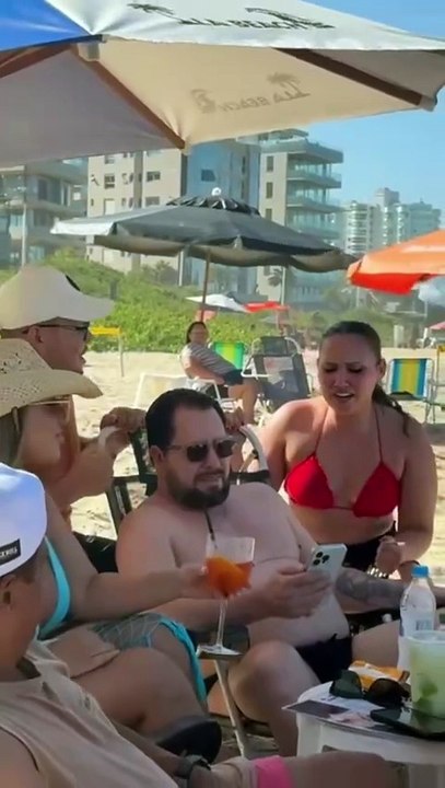 Dupla de Xanxerê encontra Marrone durante férias e vive momento emocionante na praia