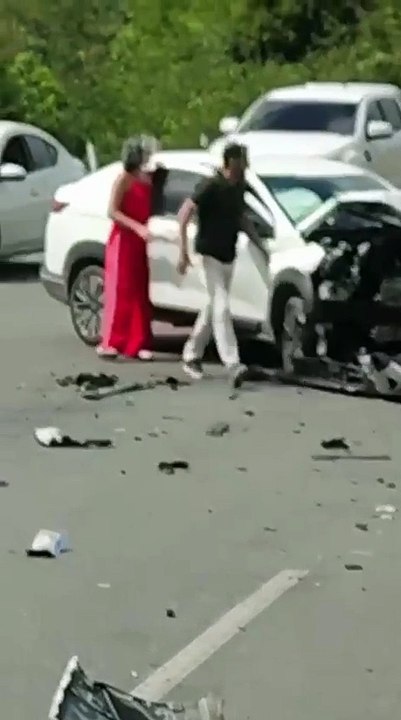 Impressionante: Mulher sai andando de carro destruído após grave acidente na AL-101