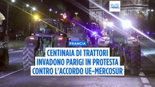 Accordo Ue-Mercosur, rabbia tra gli agricoltori francesi: 350 trattori bloccano Parigi