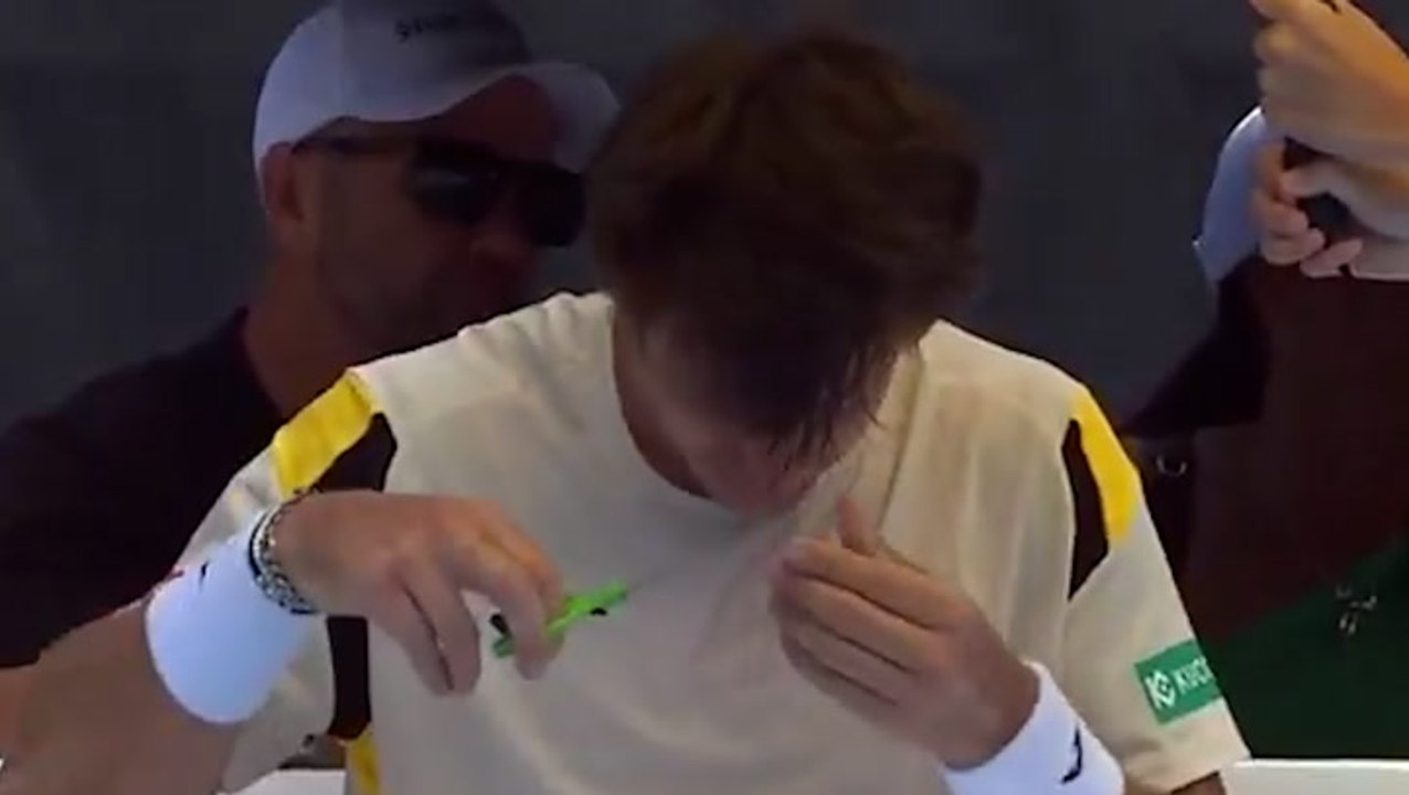 Bizarre moment tennis player gives himself haircut mid-match in bid to win