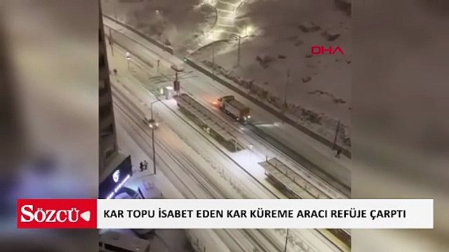Kar topu isabet eden kar küreme aracı refüje çarptı; o anlar kamerada