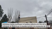 Un activista sustituye la bandera islámica de la embajada de Irán en Madrid por la previa a la revolución de 1979