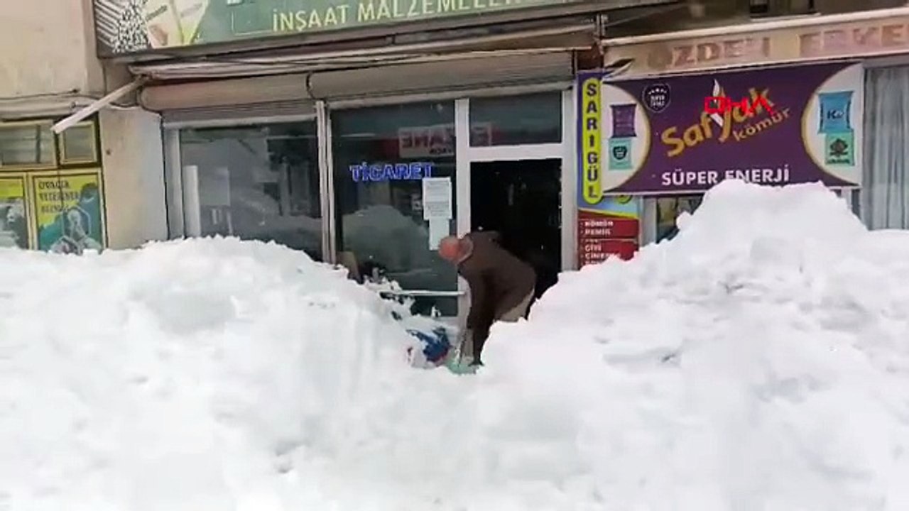 Kar fırtınası bir ilimizi daha yuttu: Her yer karlar altında, vatandaş elinde kürekle sokakta!