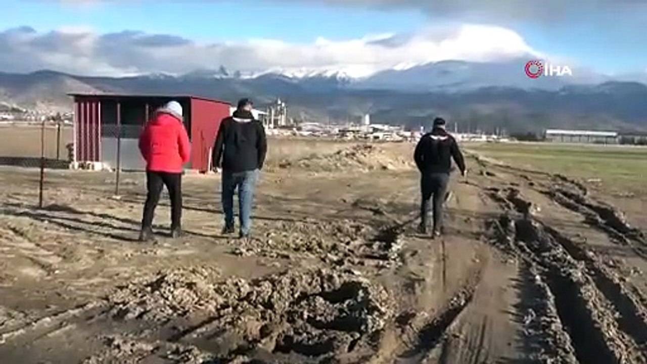 Traji komik olay! Bir çekiciyi kurtarmaya giden iki çekici de çamura saplandı