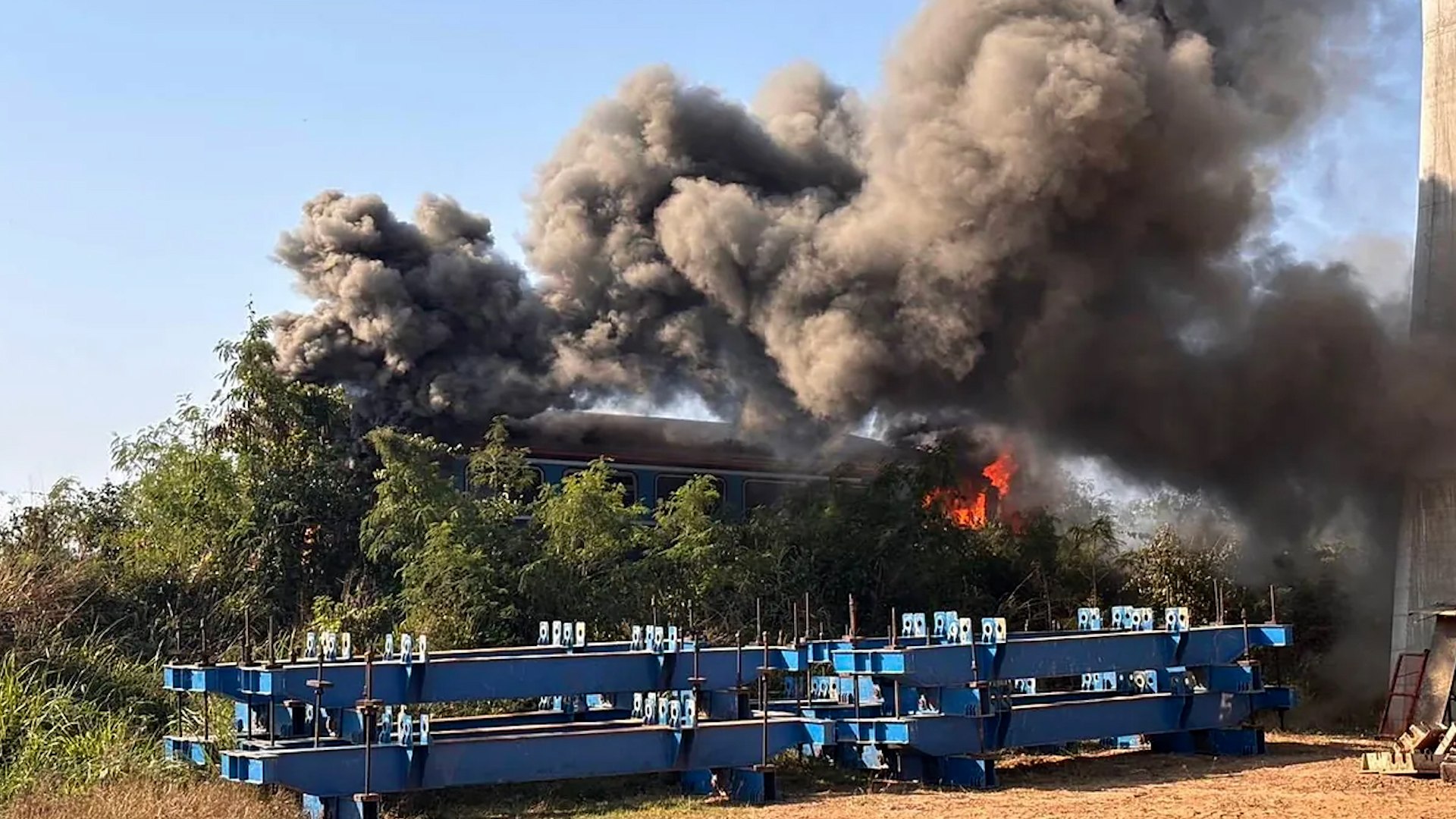 Al menos 22 personas han fallecido y otras 55 han resultado heridas este mi�rcoles en Tailandia despu�s de que una gr�a de construcci�n se desplomara sobre un tren de pasajeros que cubr�a la ruta entre Bangkok y Ubon Ratchatani, en el noreste del pa�s. El convoy transportaba a 195 personas en el momento del accidente.

El siniestro ocurri� en la localidad de Ban Thanon Kho, en la provincia de Nakhon Ratchasima, a unos 250 kil�metros de la capital. Seg�n informaron las autoridades provinciales, la gr�a sosten�a un puente ferroviario en construcci�n cuando colaps� y cay� sobre el tren, provocando el descarrilamiento de varios vagones y un incendio en la zona.

Los equipos de emergencia contin�an trabajando en el lugar, donde han recuperado hasta el momento 22 cuerpos y atendido a decenas de heridos, algunos de ellos trasladados a hospitales cercanos. Inicialmente se inform� de cuatro fallecidos, pero el balance fue actualizado horas despu�s conforme avanzaban las labores de rescate.

La cadena p�blica Thai PBS se�al� que varias personas permanecieron atrapadas durante horas y que el servicio ferroviario entre Bangkok y Ubon Ratchatani ha sido suspendido temporalmente. Expertos citados por medios locales indicaron que la gr�a pesaba entre 20 y 30 toneladas y que otras estructuras tambi�n cayeron sobre el tren.

El vice primer ministro tailand�s, Phiphat, orden� una investigaci�n urgente para esclarecer las causas del accidente, mientras las autoridades verifican la identidad de las v�ctimas.