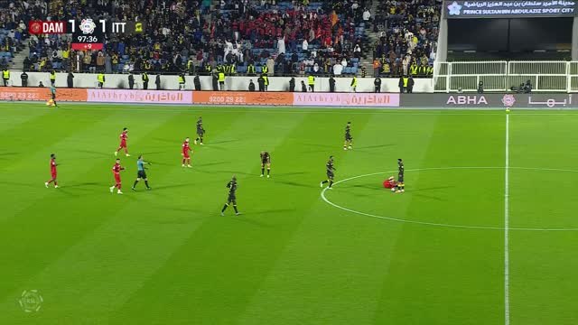 Al-Ittihad - Fabinho se sacrifie et prend un rouge