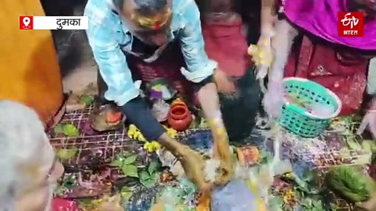 मकर संक्रांति पर दुमका के बासुकीनाथ मंदिर में उमड़ी श्रद्धालुओं की भीड़, भोलेनाथ को लगा दही, चूड़ा और तिल का भोग