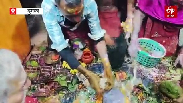 मकर संक्रांति पर दुमका के बासुकीनाथ मंदिर में उमड़ी श्रद्धालुओं की भीड़, भोलेनाथ को लगा दही, चूड़ा और तिल का भोग