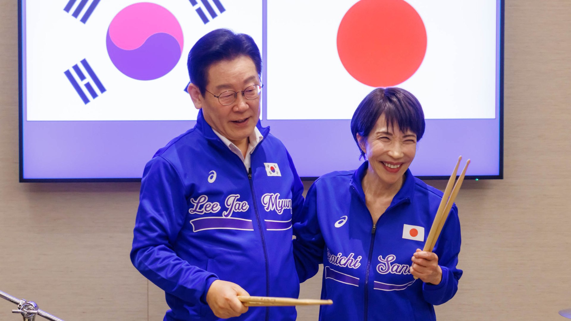 La primera ministra de Jap�n, Sanae Takaichi, y el presidente de Corea del Sur, Lee Jae Myung, protagonizaron una inesperada escena de distensi�n diplom�tica tras la cumbre bilateral celebrada el martes, en la que ambos pa�ses acordaron reforzar la cooperaci�n en m�ltiples �mbitos, incluidos los intercambios culturales. Los dos l�deres cerraron el encuentro con una improvisada sesi�n musical tocando la bater�a al ritmo de �xitos del K-Pop.

Vestidos con ch�ndales azules, Takaichi y Lee se sentaron uno junto al otro para interpretar canciones de fama mundial como "Dynamite" de BTS y "Golden" de KPop Demon Hunters. El momento qued� recogido en un breve v�deo difundido el mi�rcoles por la Oficina del Primer Ministro japon�s, que r�pidamente se viraliz� en redes sociales.

La jam session fue una sorpresa organizada por Takaichi, conocida por su afici�n al heavy metal y por haber tocado la bater�a durante su etapa universitaria. Lee agradeci� el gesto y confes� que tocar la bater�a era un sue�o personal desde hace a�os. Adem�s, destac� que, al igual que en la m�sica, Jap�n y Corea del Sur deben aprender a sincronizarse poco a poco para avanzar juntos.

Takaichi elogi� p�blicamente a Lee, asegurando que aprendi� a tocar la bater�a en apenas unos minutos. El gesto simb�lico llega en un contexto de relaciones hist�ricamente tensas por el pasado b�lico japon�s, pero tras una cumbre en la que ambos pa�ses acordaron fortalecer la cooperaci�n en seguridad econ�mica, defensa y asuntos hist�ricos, con la vista puesta en una relaci�n estable y orientada al futuro.