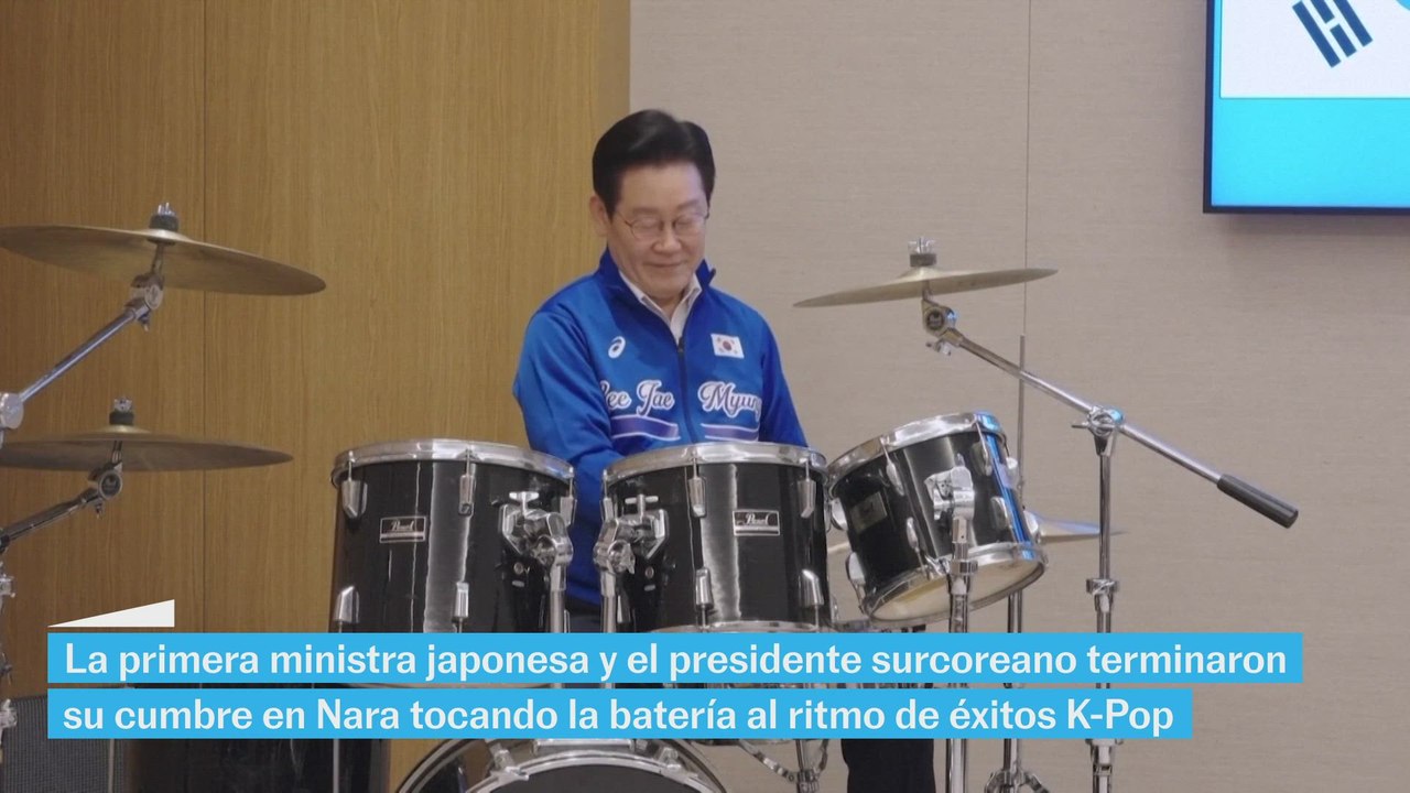 La primera ministra japonesa y el presidente surcoreano tocan la batería juntos
