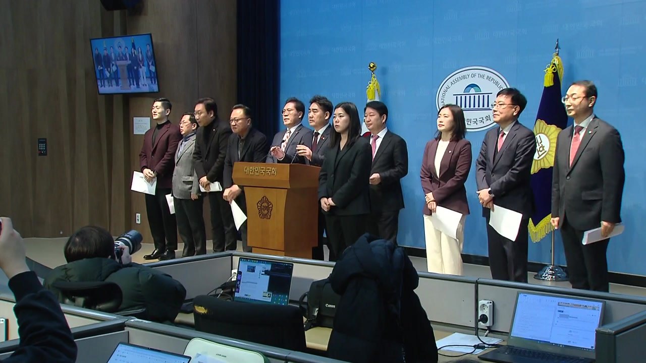 국힘 소장파 "지도부, 한동훈 징계 재고해야"...의총 소집 공개 요구 / YTN