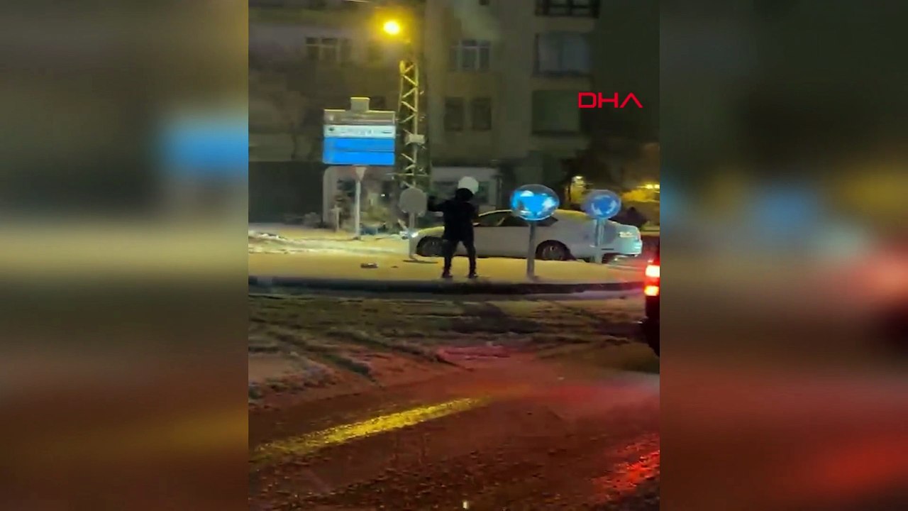 Samsun’da karla kaplanan trafik levhalarını temizleyen 12 yaşındaki Kadir Emin, takdir topladı