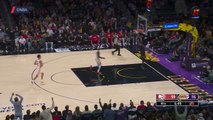 Lakers - Dončić trouve LeBron pour un dunk spectaculaire