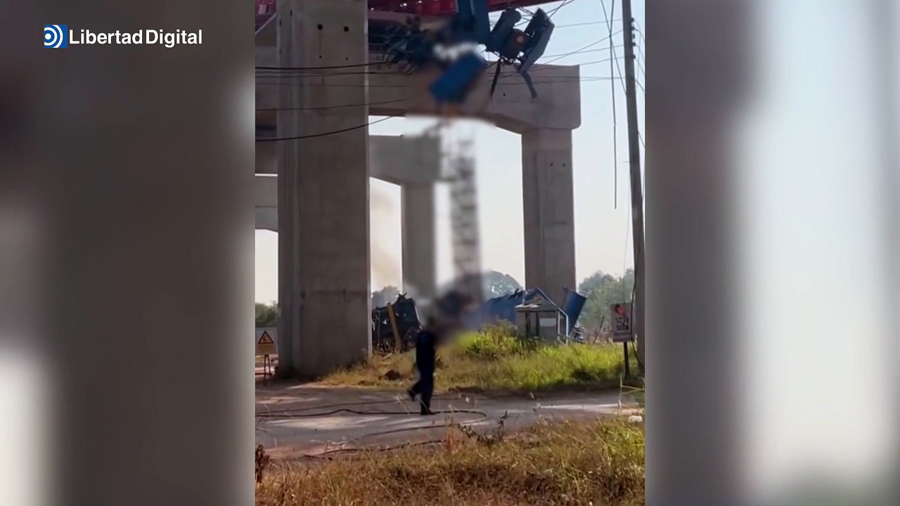 Accidente fatal en Tailandia: 22 fallecidos al chocar una grúa con un tren