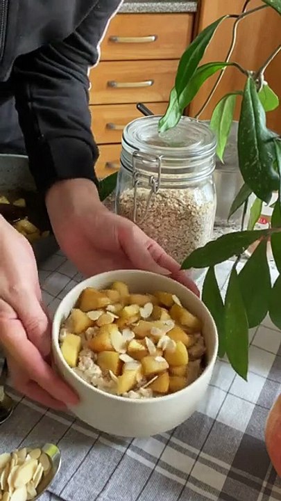 Porridge proteico di avena e albumi con mela caramellata e cannella