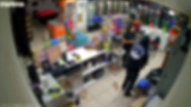 Roubo violento em distribuidora termina com prisão e bandido foragido
